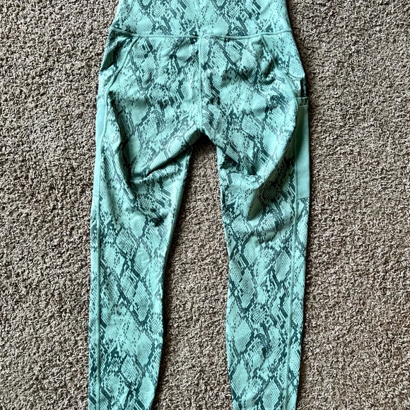 Fabletics Green Snake Print Leggings - Picture 7 of 7